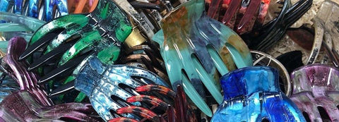 Assorted small French yoga clips in vibrant colors, made in France, wholesale.